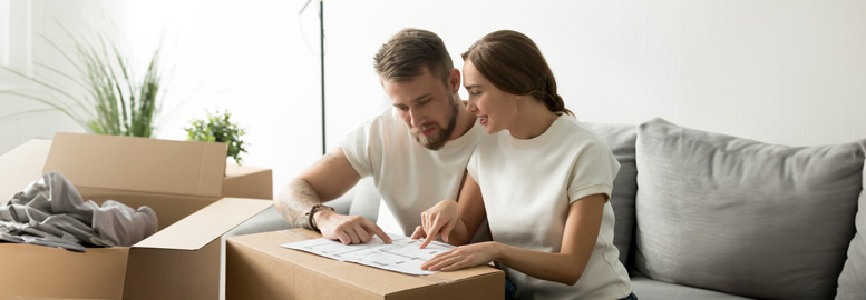 Kund planerar långdistansflytt med flyttkartonger och dokument